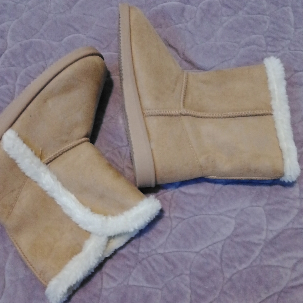 Tan Ugs